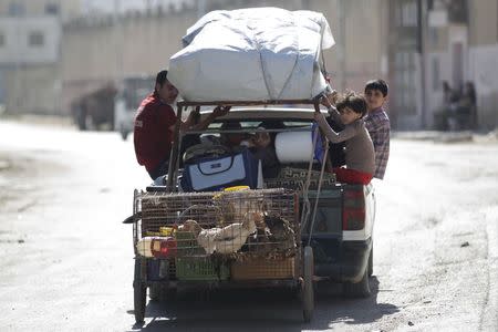 Civilians flee the northwestern city of Ariha, after a coalition of insurgent groups seized the area in Idlib province May 29, 2015. REUTERS/Khalil Ashawi