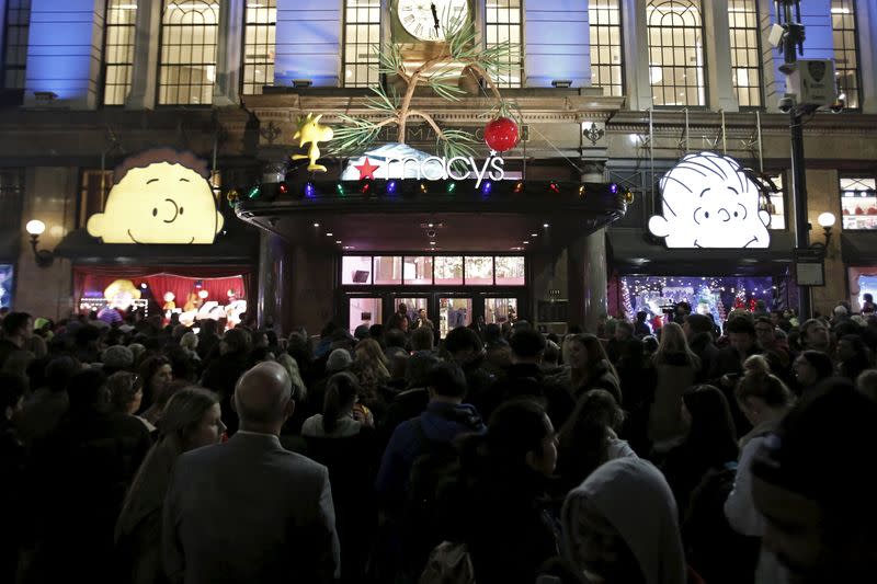 Shoppers wait to enter Macy's Herald Square store during the early opening of the Black Friday sales in the Manhattan borough of New York, November 26, 2015. REUTERS/Andrew Kelly