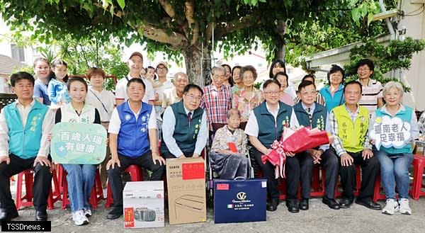 南市長黃偉哲慰訪西港、歸仁及東區三位百歲人瑞，致贈重陽禮金及總統府敬老狀及賀禮。（記者李嘉祥攝）