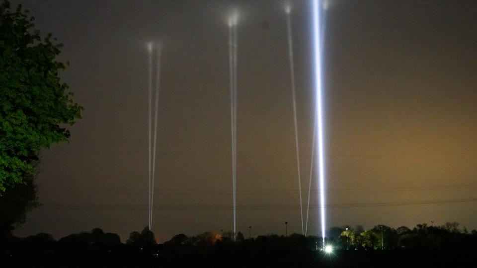 Suche mit Lichtkegeln. (Bild: Jonas Walzberg/dpa)