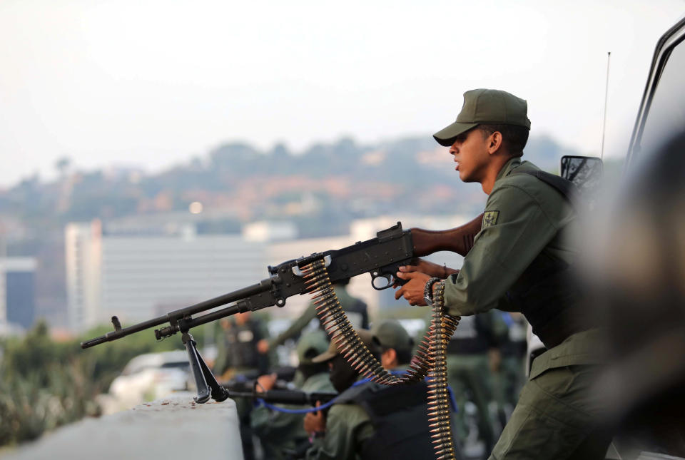 A military member aims a weapon near the Generalisimo Francisco de Miranda Airbase "La Carlota", in Caracas, Venezuela April 30, 2019. (Photo: Manaure Quintero/Reuters)