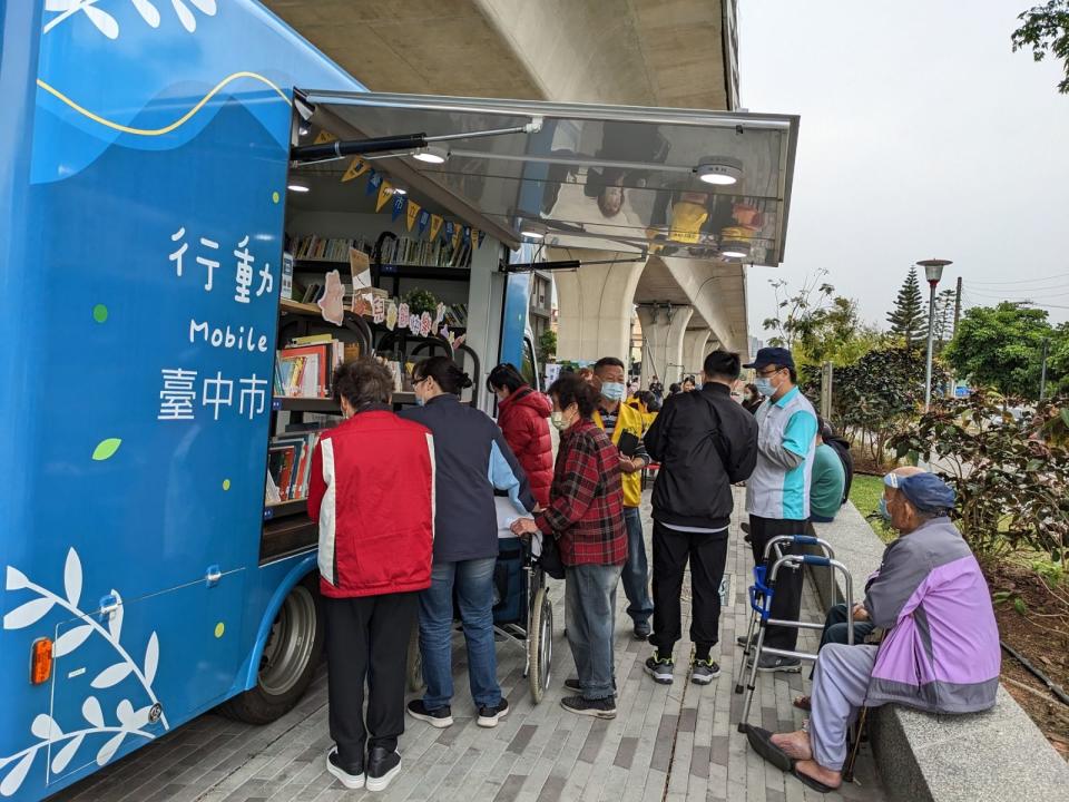 ▲行動圖書車主動把書送到市民的生活中，讓閱讀零距離。(圖/台中文化局提供)