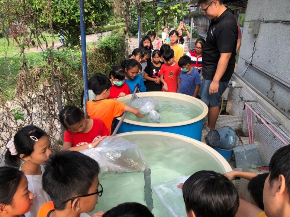 ▲水產養殖教育(記者王雯玲翻攝)