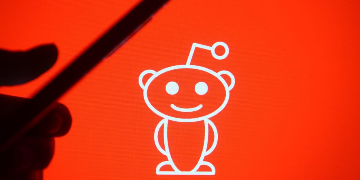 reddit logo with phone