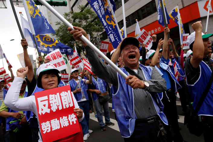 <p>Protesters take part in a Labor Day protest to voice dissatisfaction with their government’s labor policies, in Taipei, Taiwan, May 1, 2017. (Tyrone Siu/Reuters) </p>