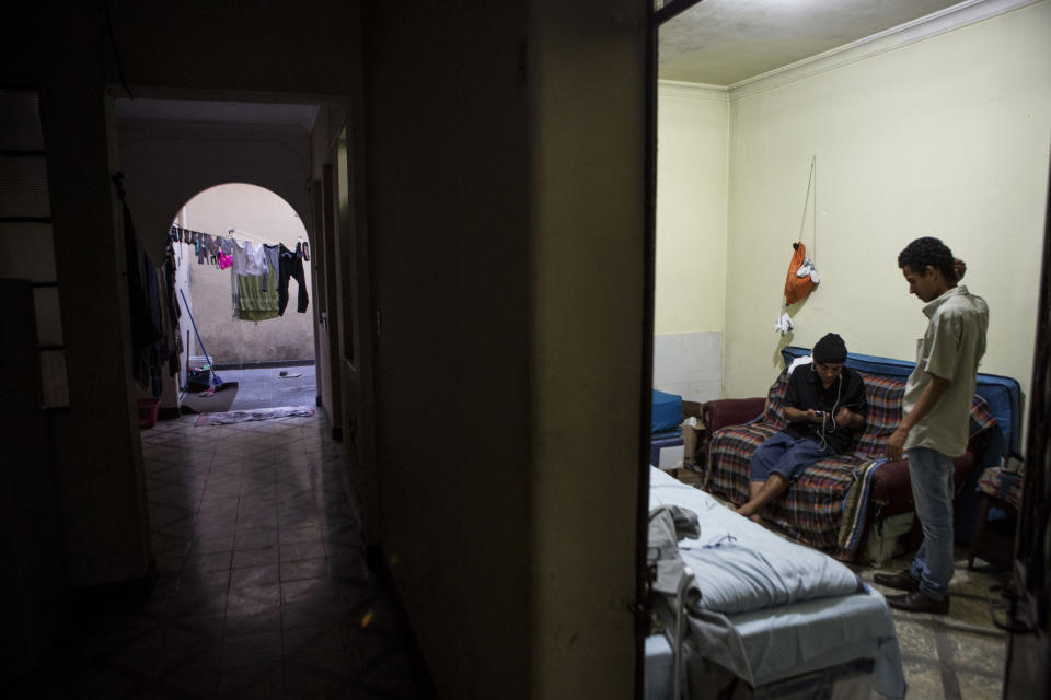 Un hondureño y un salvadoreño fotografiados el 1º de febrero del 2020 en la habitación que comparten en Ciudad de Guatemala, donde esperan respuesta a una solicitud de asilo en EEUU. (AP Photo/Oliver de Ros)