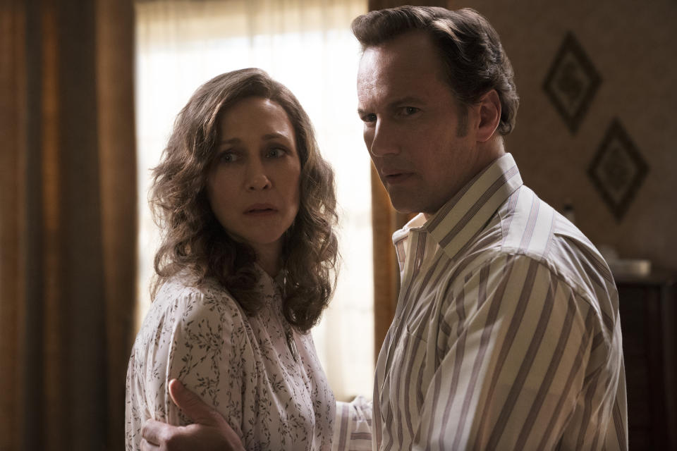 En esta imagen difundida por Warner Bros. Entertainment, Vera Farmiga, a la izquierda, y Patrick Wilson en una escena de "The Conjuring: The Devil Made Me Do It". (Ben Rothstein/Warner Bros. Entertainment vía AP)