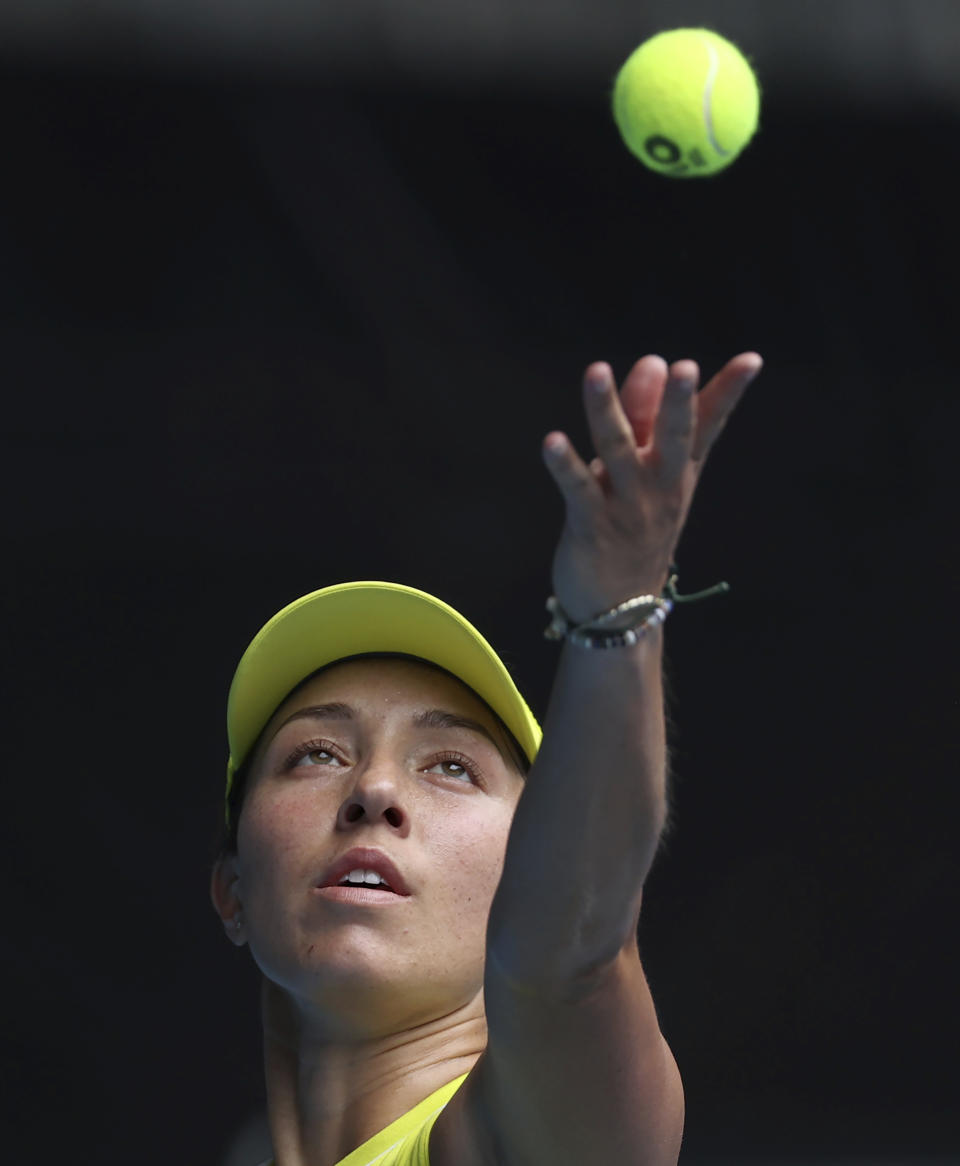 La estadounidense Jessica Pegula saca ante la francesa Kristina Mladenovic durante un partido del Abierto de Australia, en Melbourne, Australia, el 13 de febrero de 2021. (AP Foto/Hamish Blair)