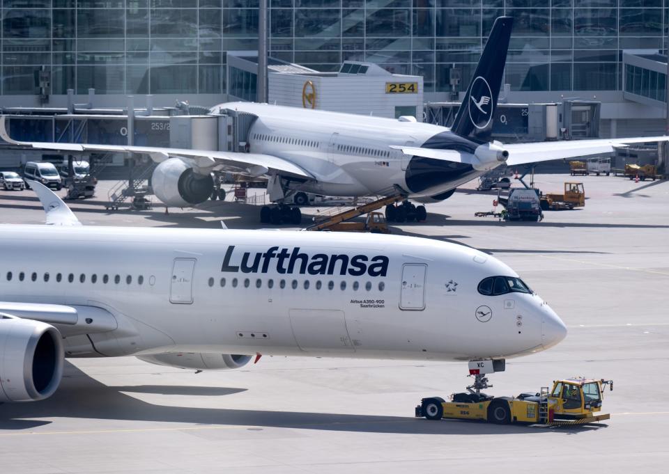 Eine Lufthansa-Maschine am Münchner Flughafen, dort dürften die Flugzeuge bald öfter am Boden bleiben. (Symbolbild) - Copyright: picture alliance/dpa | Sven Hoppe