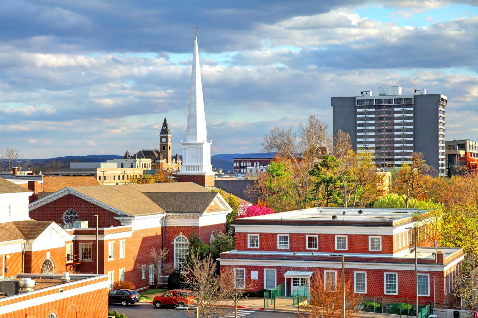 Fayetteville es la tercera ciudad más grande en Arkansas y centro administrativo del condado de Washington. Fayetteville está situado a las afueras de los Montes Boston, en las profundidades de la meseta de Ozark.