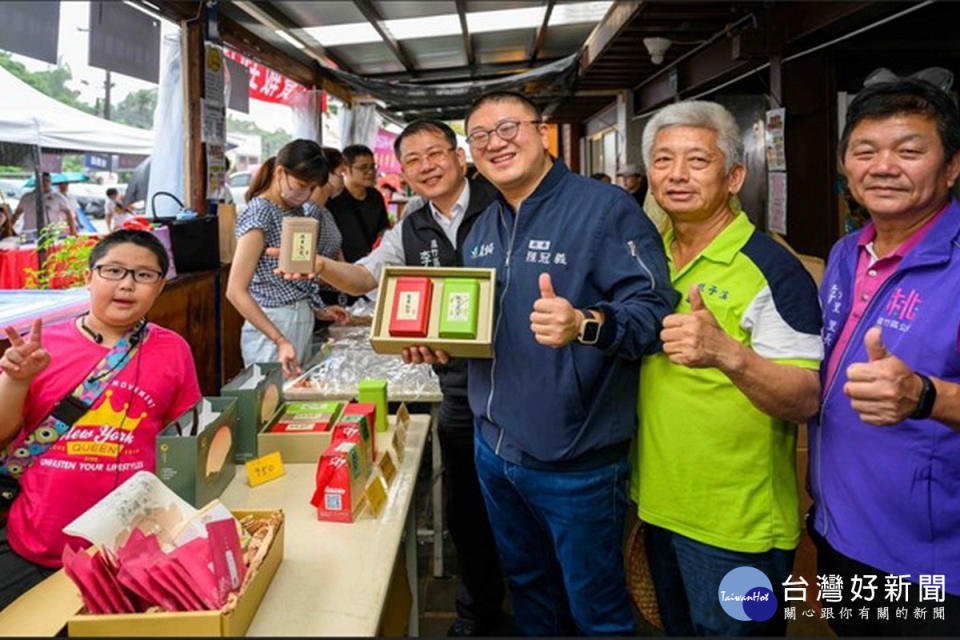 市府農業局長陳冠義、蘆竹區長李岳壇邀請市民朋友同遊。