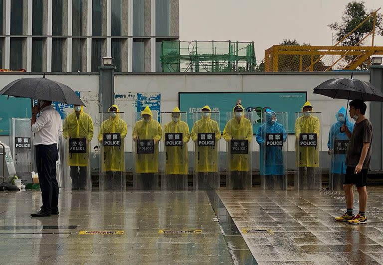 La policía resguarda la entrada a las oficinas de Evergrande en Shenzhen este martes, tras las protestas de contratistas e inversores (Noel Celis / AFP)