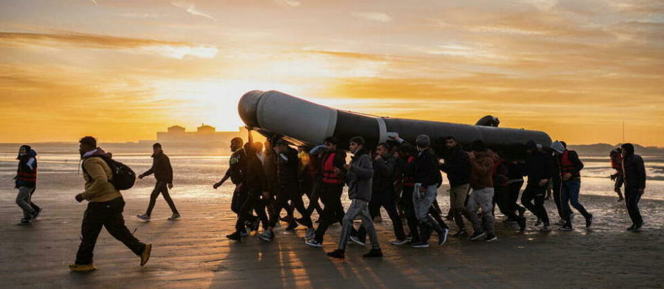 De nombreuses embarcations pneumatiques se dégonflent pendant la traversée, laissant les migrants dans une situation de détresse.  - Credit:SAMEER AL-DOUMY / AFP