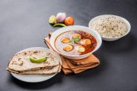 <p>Anstatt Brot oder Reis als Beilage zum Eiercurry zu servieren, kann man auch selbstgemachte Fladenbrote reichen. Dafür wird Mehl mit Joghurt, Backpulver, Salz und etwas Öl mit den Händen zu einem Teig verknetet. Danach kleine Fladen formen und in der Pfanne etwa drei Minuten goldbraun braten. Zum Eiercurry passt ein Spritzer Zitrone oder Koriandergrün. (Bild: iStock/subodhsathe)</p> 