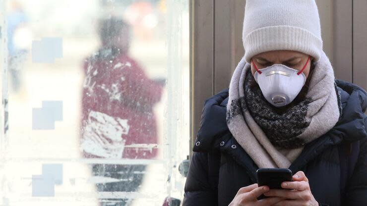 Kontaktpersonen von Corona-Infizierten sollen künftig anhand von Handy-Standortdaten ermittelt werden können. Foto: dpa