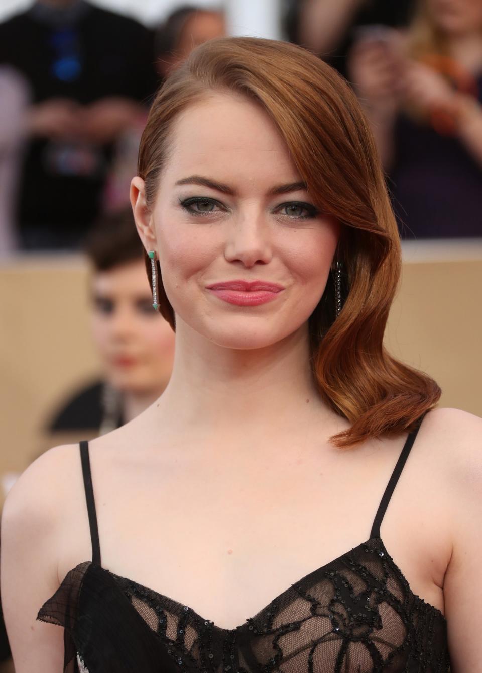 <p>Strahlend schön: Für ihre Darstellung in “La La Land” hetzt Emma Stone von einem Award-Event zum nächsten. Hier sieht man sie bei den Screen Actors Guild Awards 2017. Ihre tiefe und kratzige Stimme verdankt der Star übrigens einer Krankheit in der Kindheit. Heute wird sie für ihre verführerische Stimme gefeiert. In “La La Land” sang sie übrigens höchstpersönlich. Foto: FayesVision/WENN.com </p>