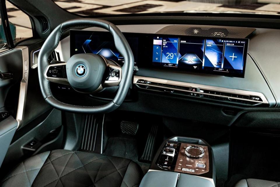 全新一體式懸浮曲面螢幕與六角造型多功能方向盤，搭配全新BMW iDrive 8.0使用者介面，具備更具科技與前衛氣息的座艙介面。