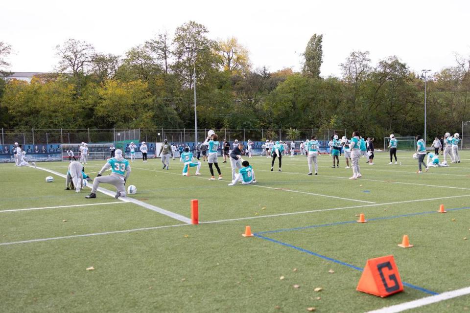 Vista del entrenamiento de los Dolphins de Miami el 1ro de noviembre de 2023 en Frankfurt, Alemania.