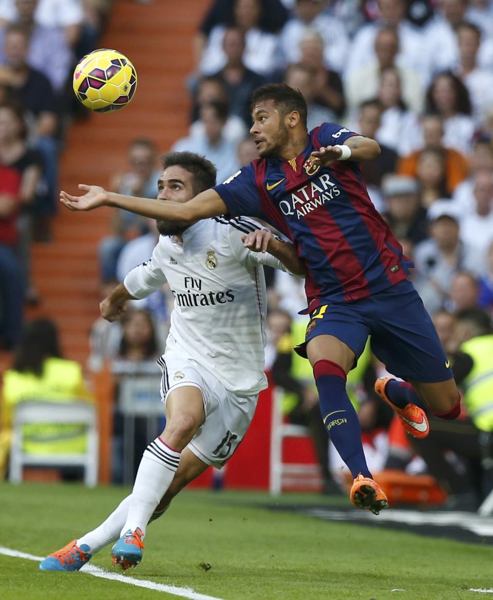 Real Madrid's Daniel Carvajal (L) challenges Barcelona's Neymar during their Spanish first division "Clasico" soccer match at the Santiago Bernabeu stadium in Madrid October 25, 2014. REUTERS/Sergio Perez (SPAIN - Tags: SOCCER SPORT)