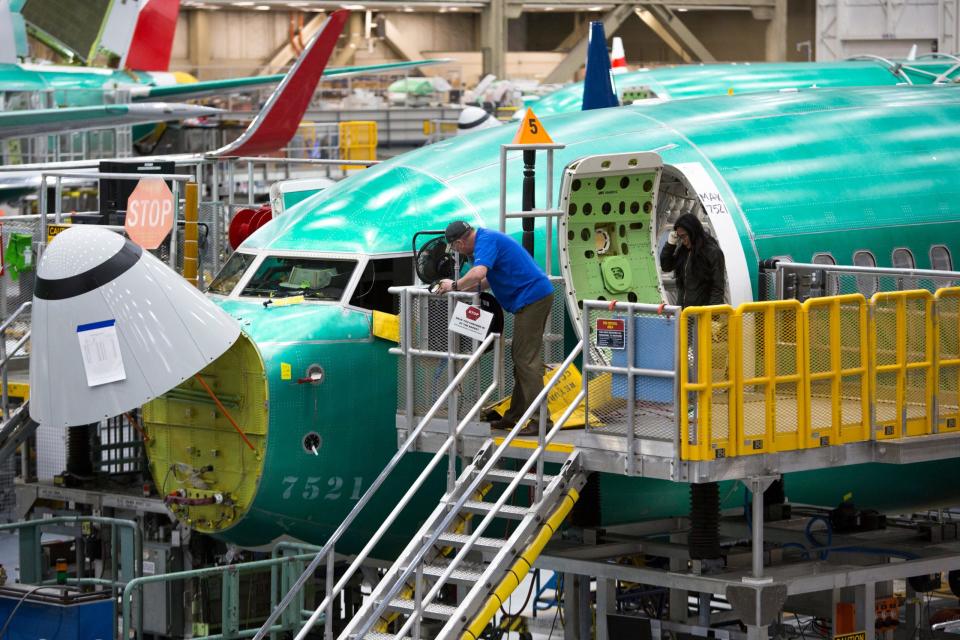 Mitarbeiter bei der Arbeit an einer Boeing 737 Max in der Fabrik in Renton, Washington. - Copyright: JASON REDMOND/AFP via Getty Images