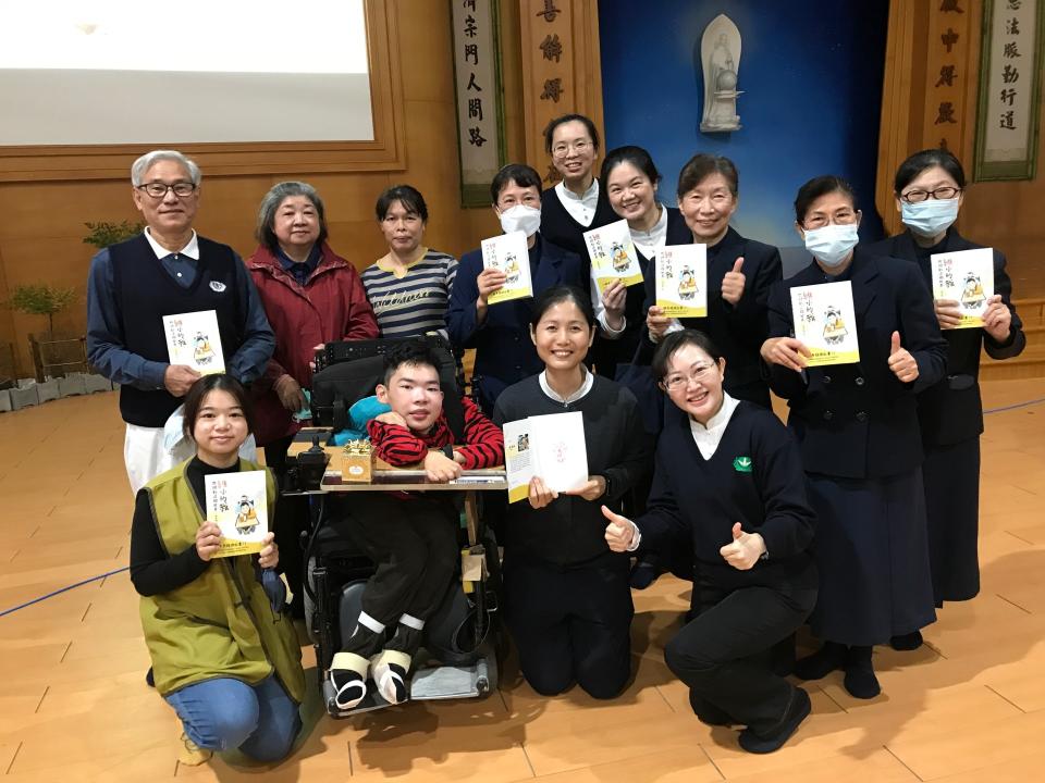 陳景維(前排左二)出書《維小的我 想撼動這個世界》，圖為2021年12月12日在慈濟羅東聯絡處舉辦感恩分享會。
