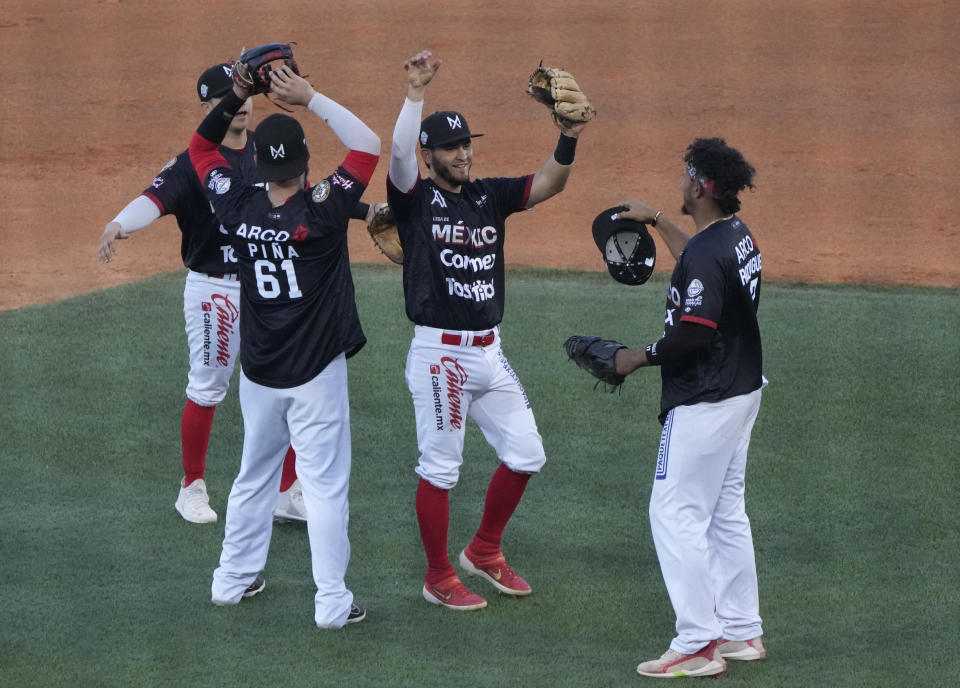 Los peloteros de México festejan luego de imponerse 2-1 a Panamá en la Serie del Caribe, el martes 7 de febrero de 2023, en La Guaira, Venezuela (AP Foto/Ariana Cubillos)