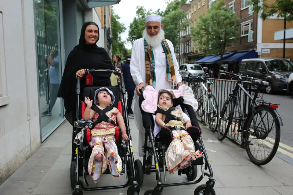 Las niñas Safa y Marwa Ullah, de dos años, procedentes de Charsadda, en Pakistán, saliendo del hospital Great Ormond Street tras una operación de separación de cabezas con su madre Zainab Bibi y su abuelo Mohammad Sadat (PA)