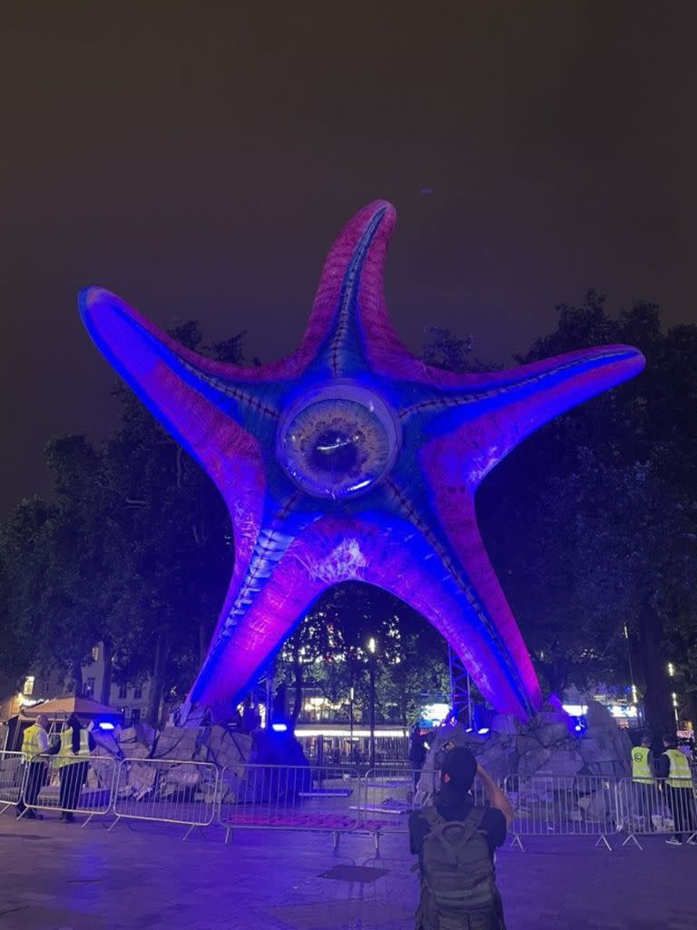 Estatua gigante de Starro, atractivo principal de la avant premiere de El Escuadrón Suicida en Londres