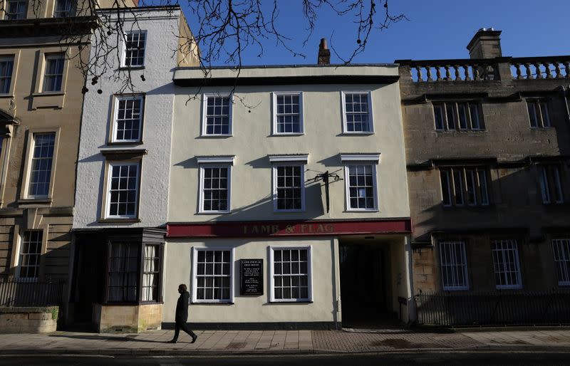 El Lamb and Flag se ve obligado a cerrar, después de más de 400 años de actividad, tras el brote de la pandemia de la enfermedad del coronavirus (COVID-19), en el centro de Oxford, Reino Unido