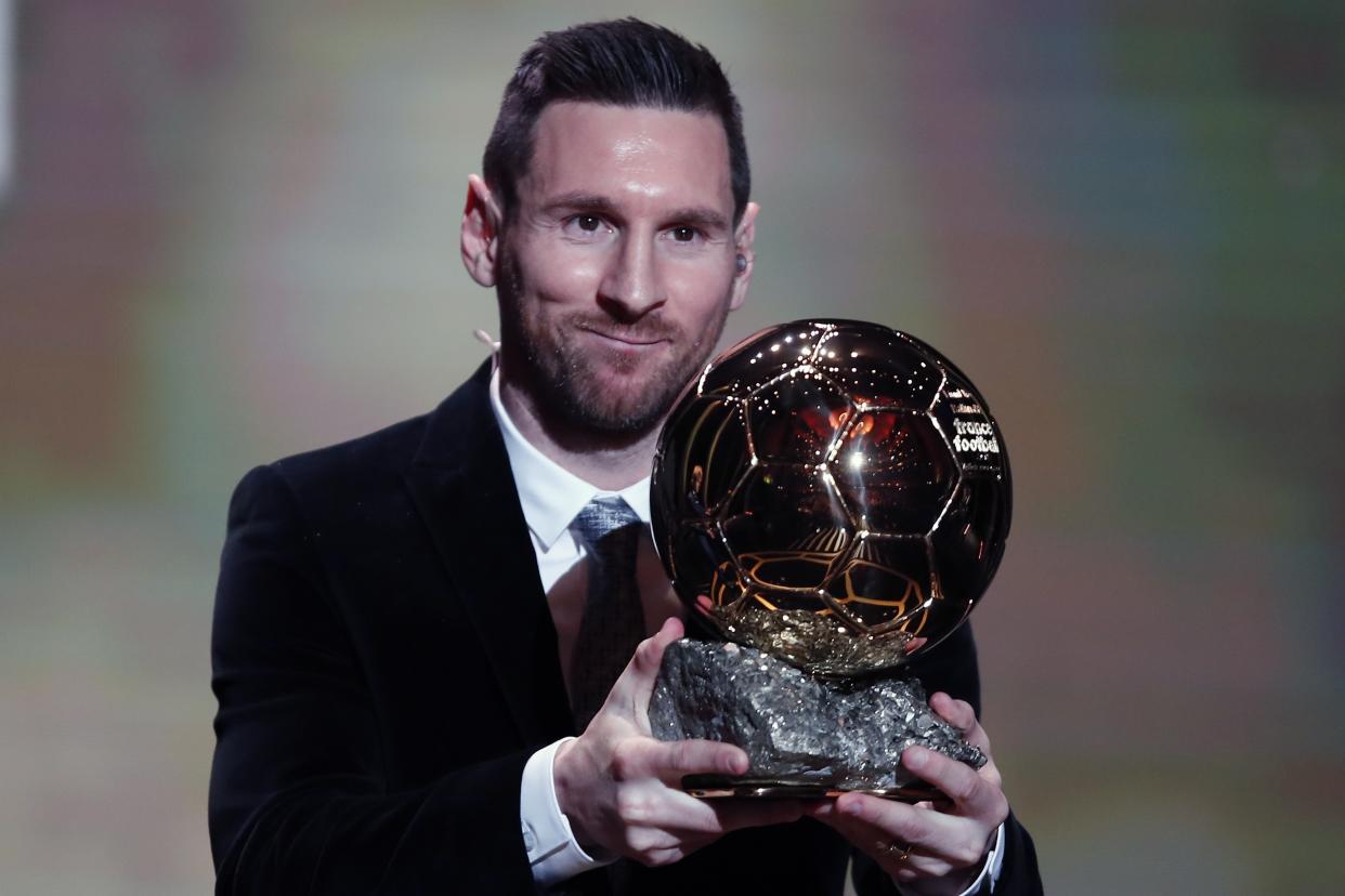 El argentino Lionel Messi, del Barcelona, posa con el trofeo en la ceremonia de premiación del Balón de Oro en París, el lunes 2 de diciembre de 2019. Messi ganó el galardón por sexta ocasión. (AP Foto/Francois Mori)