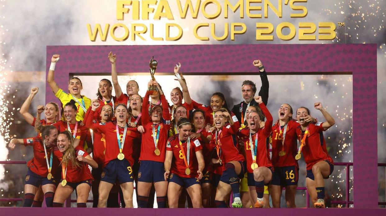 Imagen de las jugadoras y el entrenador de la selección española de fútbol alzando la Copa del Mundo. <a href="https://www.rtve.es/rtve/20230821/rtve-celebra-triunfo-seleccion-espanola-futbol-mundial/2454354.shtml" rel="nofollow noopener" target="_blank" data-ylk="slk:RTVE;elm:context_link;itc:0;sec:content-canvas" class="link ">RTVE</a>