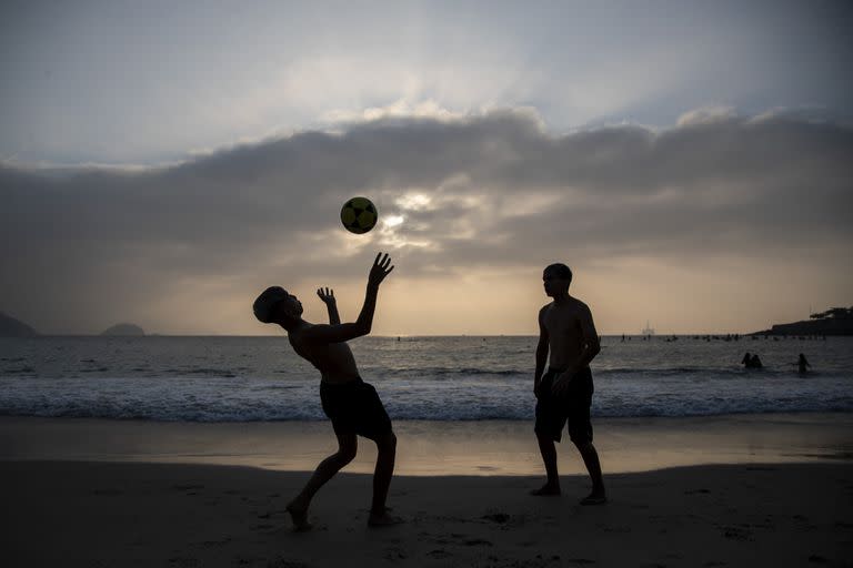 Las playas de Copacabana, una pelota, arena y fútbol, Río de Janeiro en toda su dimensión