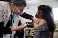 A finales de enero se comenzó a vacunar a los mayores de 35 años y a los estudiantes de secundaria de entre los 16 y los 18 para que puedan realizar los exámenes de manera presencial. (Foto: Mostafa Alkharouf / Anadolu Agency / Getty Images).