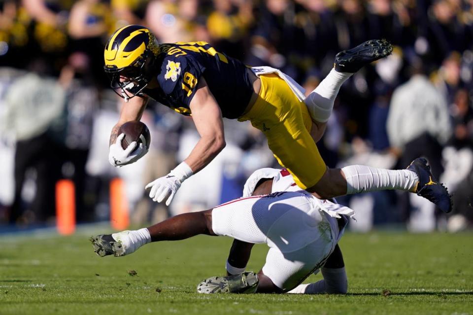 Michigan tight end Colston Loveland (18) leaps over an Alabama defender during the Rose Bowl on Monday.