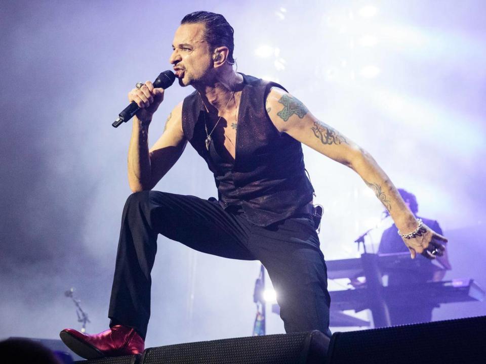 Dave Gahan performs (Rex)