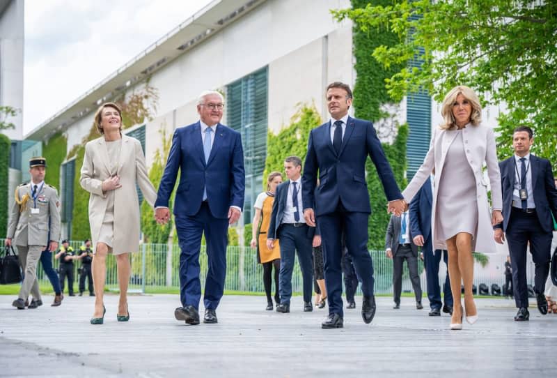 Der französische Präsident Emmanuel Macron und seine Frau Brigitte sowie der deutsche Bundespräsident Frank-Walter Steinmeier und seine Frau Elke Boydenbender besuchen das Demokratiefest anlässlich des 75. Jahrestages des Grundgesetzes.  Michael Kapler / Deutsche Presse-Agentur