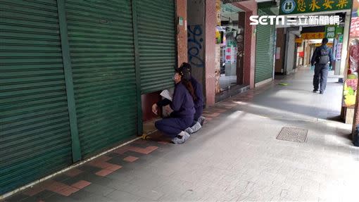 警方獲報後前往珠寶行進行採證。（圖／翻攝畫面）