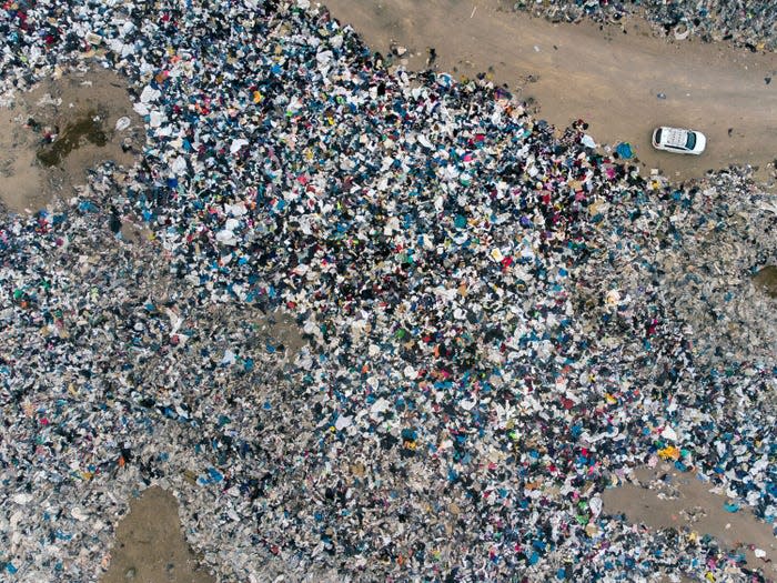 Luftaufnahme von Altkleidern, die in der Atacama-Wüste in Chile entsorgt werden.