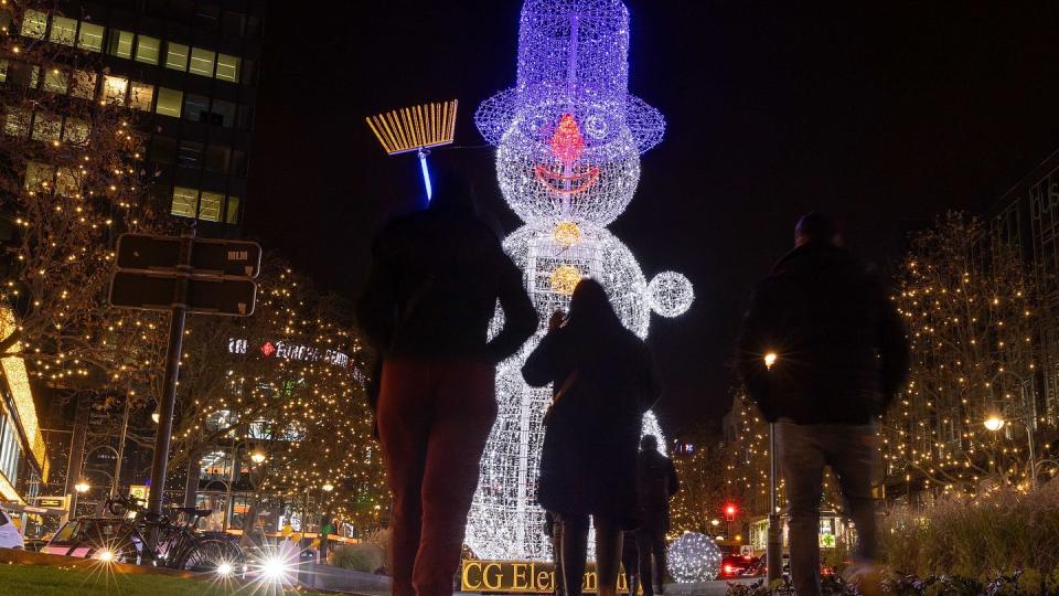 Ausschweifende Weihnachtsbeleuchtungen soll es dieses Jahr vielerorts nicht geben. (Bild: dpa)