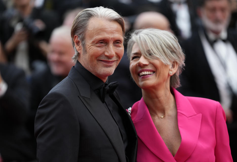 Mads Mikkelsen, izquierda, y Hanne Jacobsen posan a su llegada a la ceremonia de apertura y al estreno de la película "Jeanne du Barry" en la 76a edición del festival internacional de cine de Cannes, en el sur de Francia, el martes 16 de mayo de 2023. (Foto Scott Garfitt/Invision/AP)