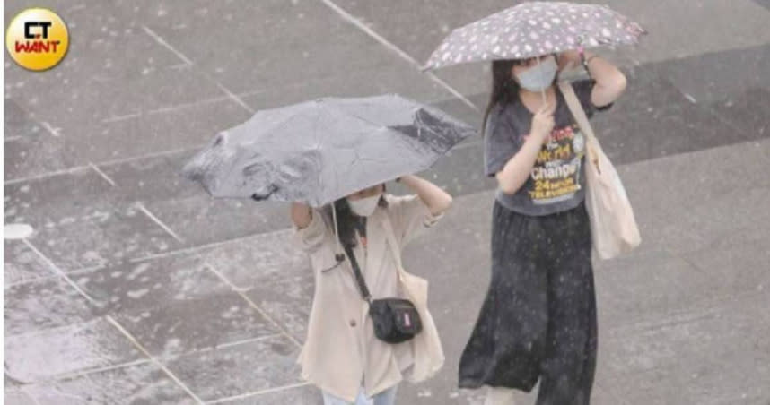 由於華南水氣移入，北部、東半部地區及中部山區易有局部性短暫雨。（示意圖／趙文彬攝）