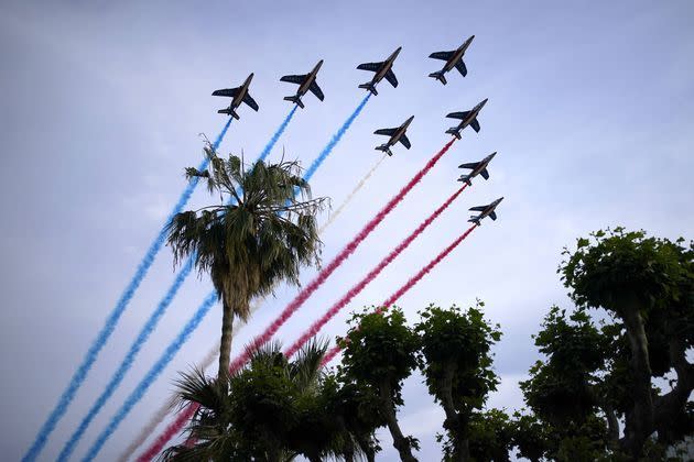 <p>La Patrouille de France au-dessus du Palais des Festivals, lors de la montée des marches de Tom Cruise et l'équipe de «Top Gun: Maverick».</p>