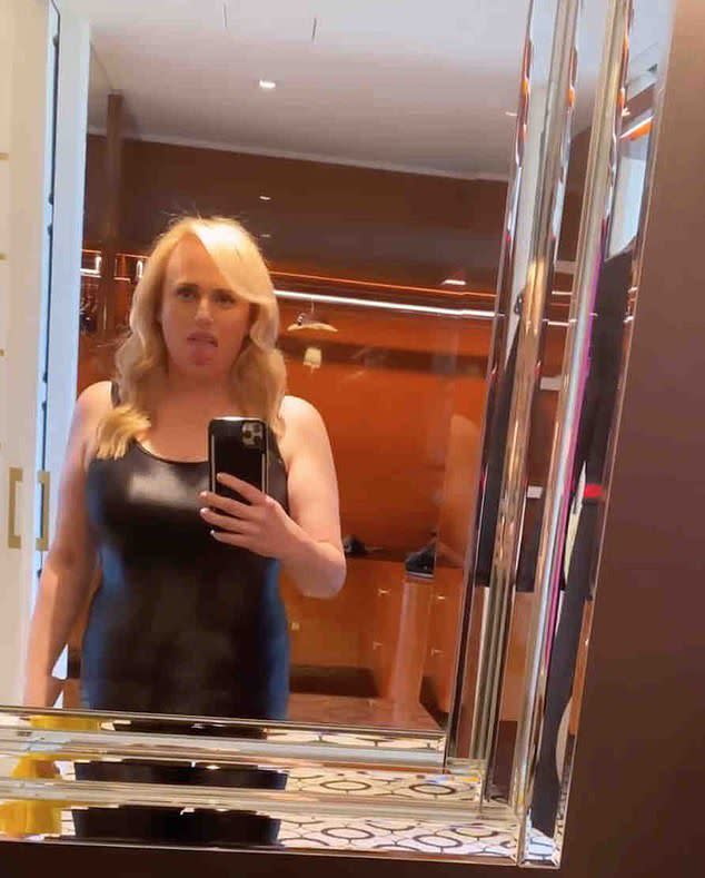 Für das Livestreaming ihres Workouts trug Rebel einen Catsuit und einen gelben Kapuzenpullover. Foto: Instagram/Rebel Wilson