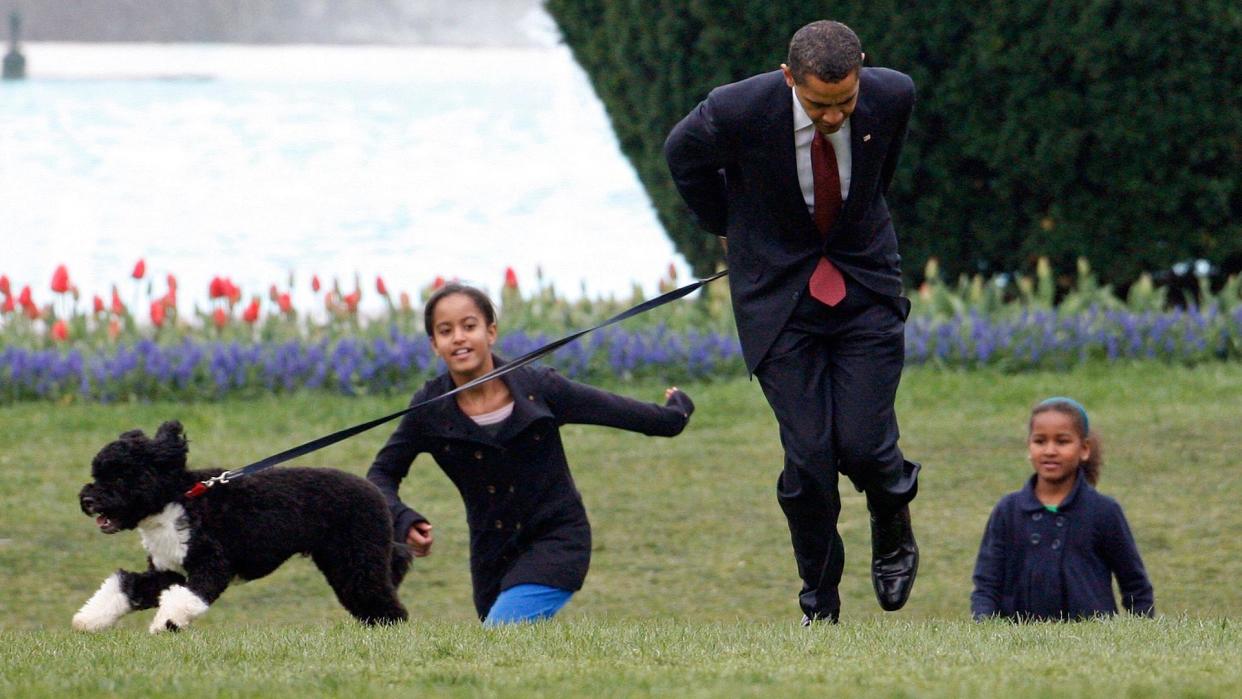 Obama and his two daughters with their puppy