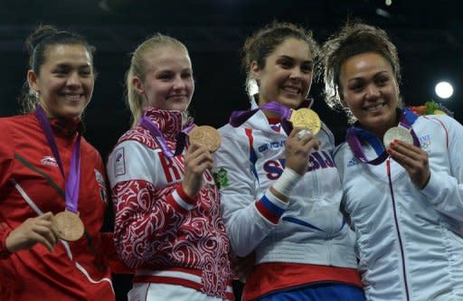 La atleta mexicana Maria Del Rosario Espinoza (I) posa con su medalla de bronce en taekwondo (67 kg). "Fueron como 1.000 km con vallas. Fue algo increíble, pero creo que cuando hay mucho esfuerzo, mucho sacrificio y muchos obstáculos, valora uno mucho más estas cosas", señaló. (AFP | alberto pizzoli)