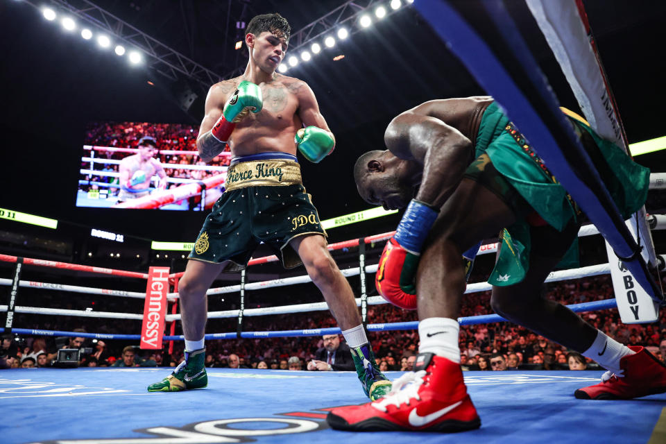 SAN ANTONIO, TEXAS - 9 DE ABRIL: Ryan García y Emmanuel Tagoe intercambian golpes durante su pelea de peso ligero en el Alamodome el 9 de abril de 2022 en San Antonio, Texas.  (Foto de Carmen Mandato/Getty Images)