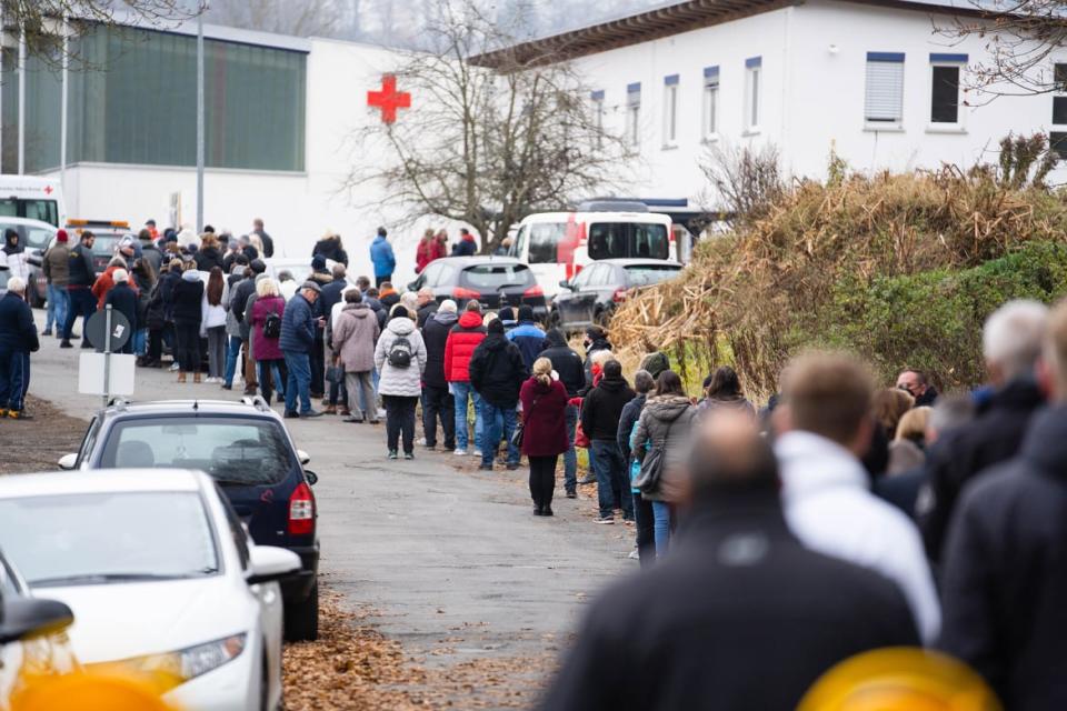 <div class="inline-image__title">1236541493</div> <div class="inline-image__caption"><p>"13 November 2021, Bavaria, Wunsiedel: A long queue has formed in front of a Corona vaccination centre in Wunsiedel. Photo: Nicolas Armer/dpa (Photo by Nicolas Armer/picture alliance via Getty Images)"</p></div> <div class="inline-image__credit">picture alliance</div>