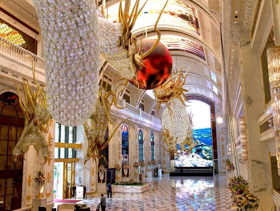 酒店大廳兩座水晶龍，據說就是吳佩慈自費40億台幣請歐洲珠寶工匠打造。（翻攝自博華皇宮臉書）