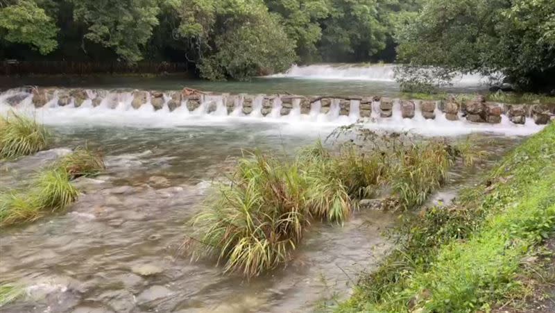 虎豹潭因溪水暴漲發生6人落水意外，圖為出事的虎豹潭梳子壩（圖／翻攝畫面）