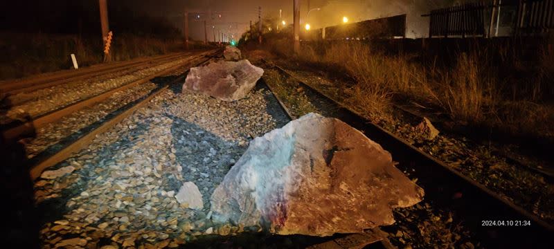 蘇花公路昨晚有巨石從邊坡滾落，彈入鐵軌。（圖／翻攝畫面）